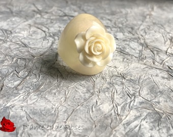 Ring 5 in ivory resin with a rose