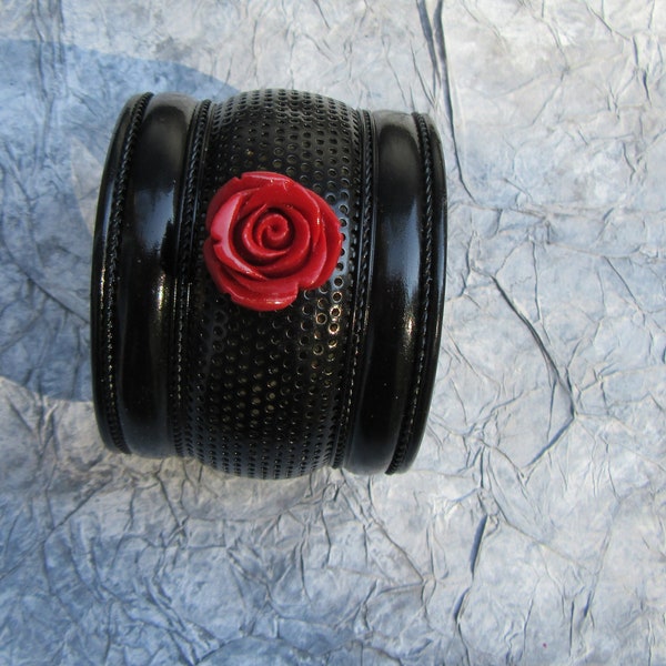 Bracelet 16 manchette noir et rose rouge