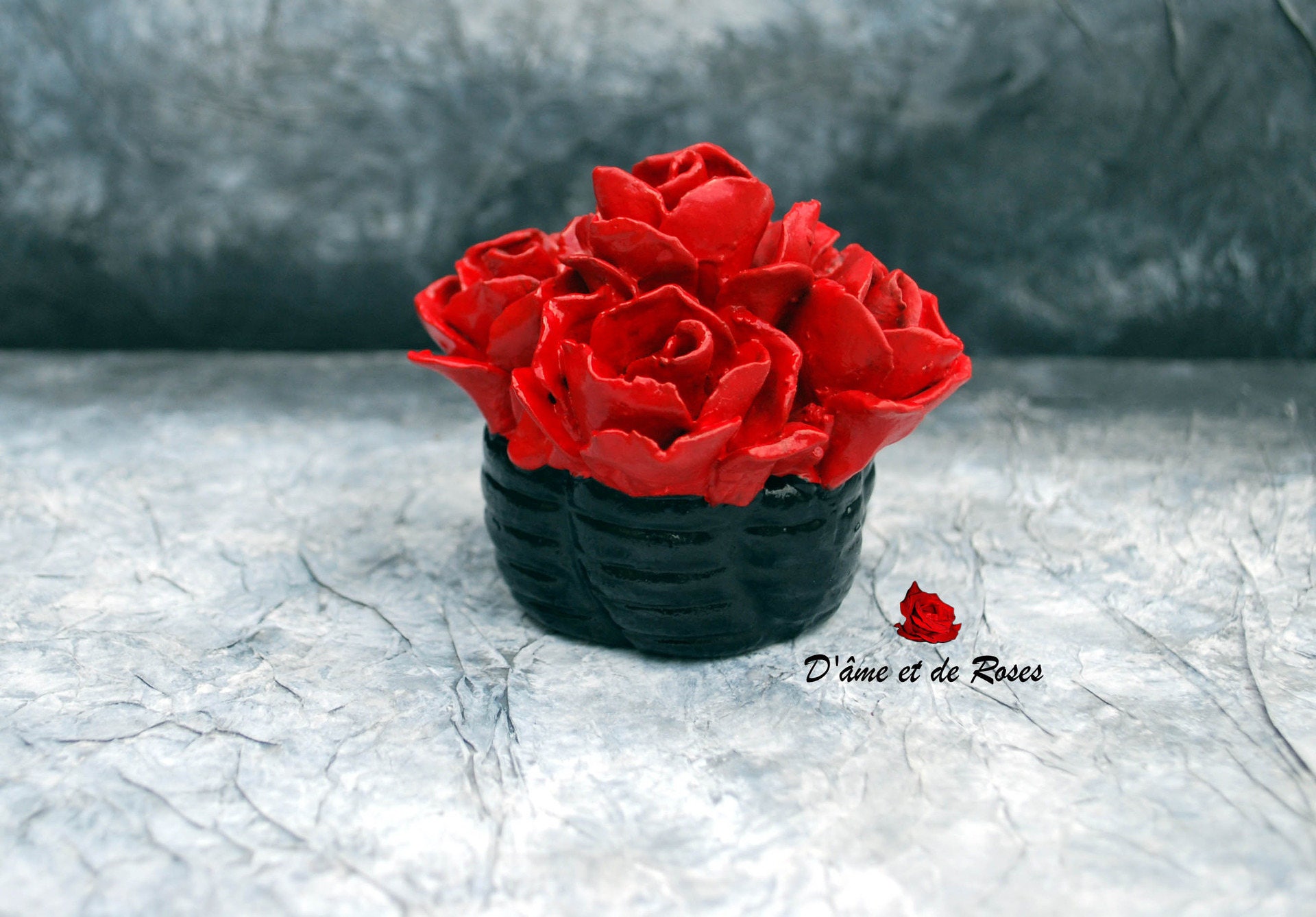 Bouquet Baroque Roses Rouges Dans Panier Noir