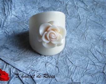 BAGUE 3 bones and ivory roses in resin