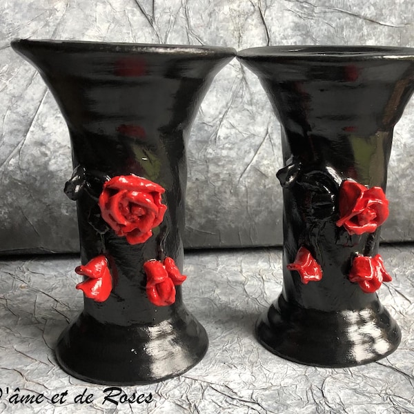 Deux vases noirs aux roses rouges 16