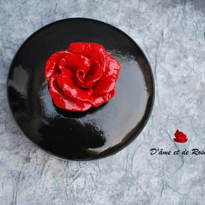 12 round porcelain box with a red rose