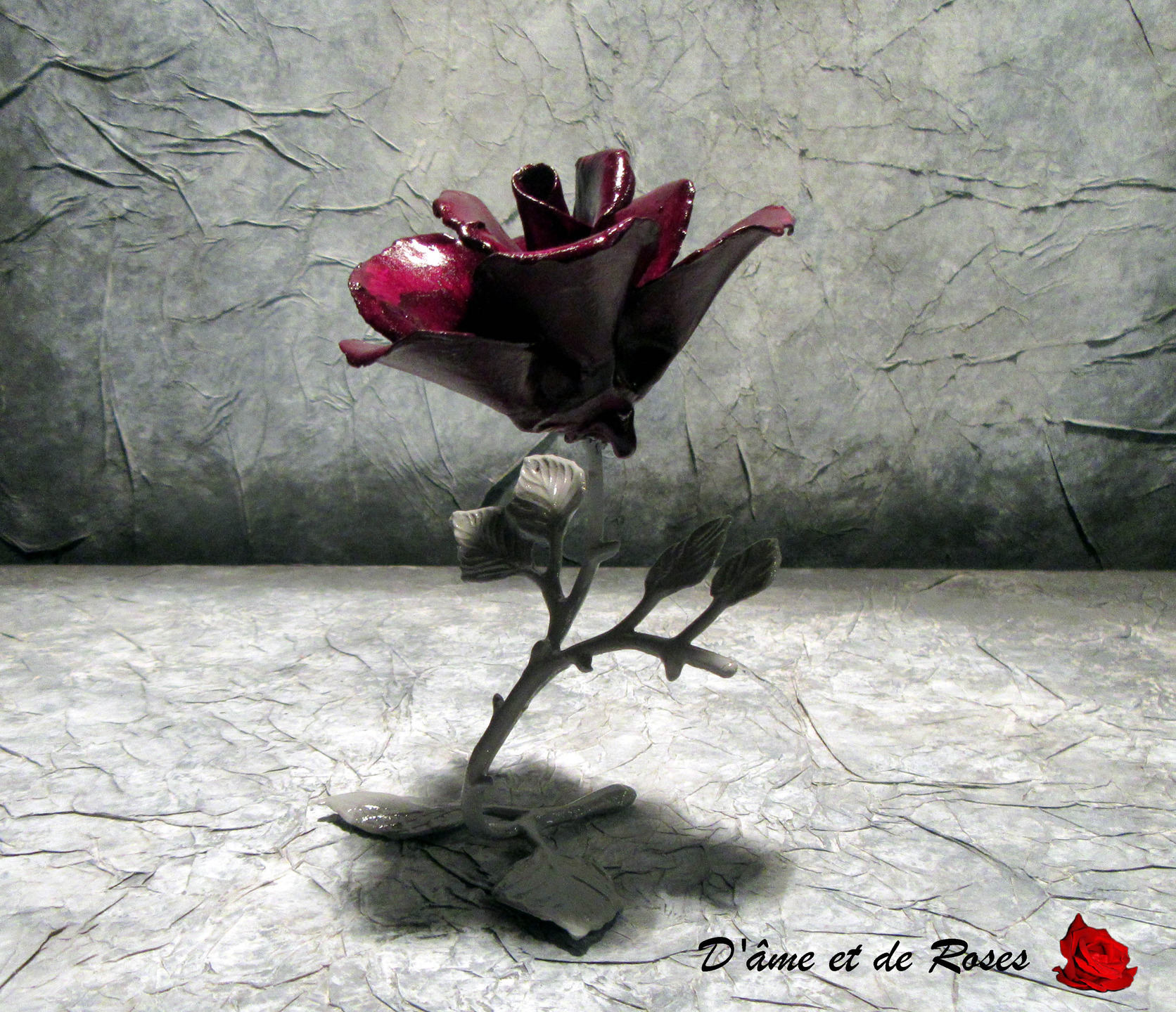 Rose Prune et Socle en Métal Gris Pour Décoration de Table