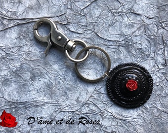 Porte clés 1 noir avec une rose rouge