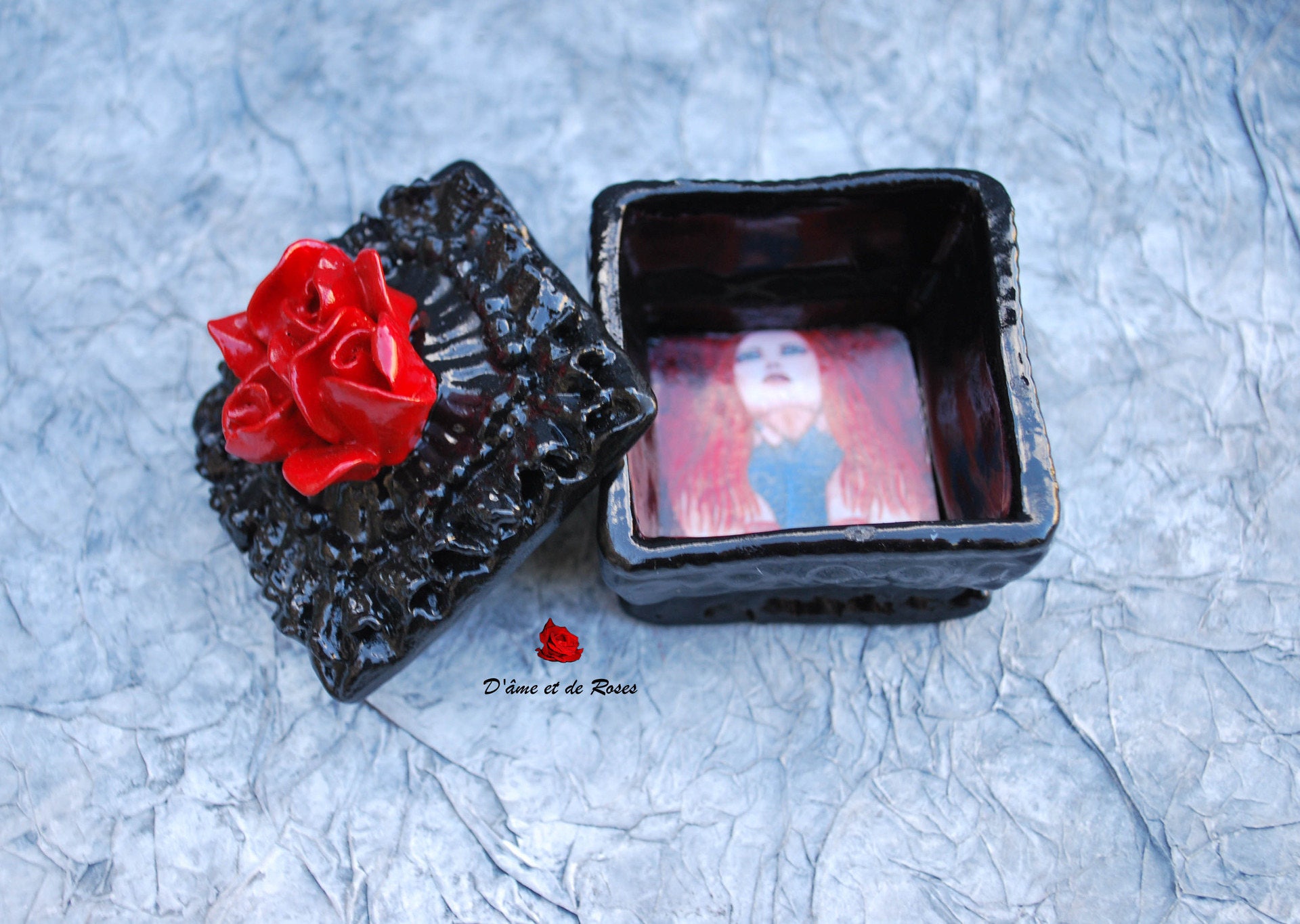 Boite 4 Baroque Noire avec Trois Roses Rouges et Photo Peinture Dans Résine