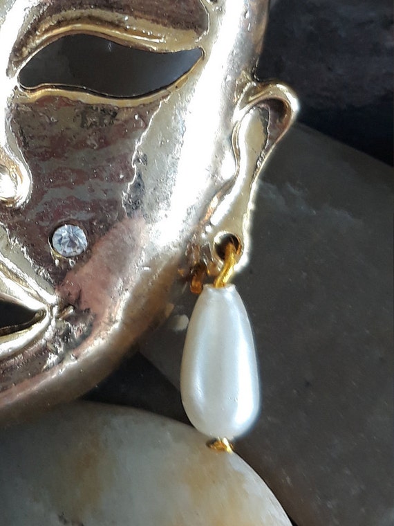 Asian Geisha Mask Pin. Dangling pearl earring - image 7