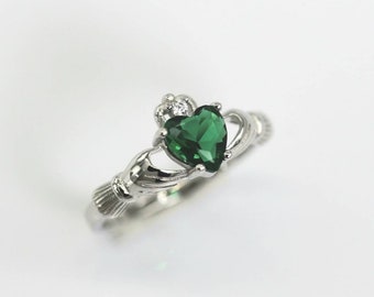 Anillo Claddagh de plata de ley: corazón de esmeralda simulado y circonita cúbica