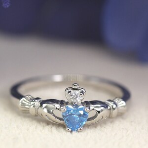 Mini Claddagh Sterling Silber Blautopas Liebe und Freundschaft Ring - Verlobung, Hochzeit, Vorschlag, Geburtstag, Freundschaft, Liebe, Versprechen