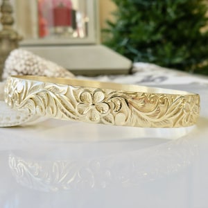 14 Karat Solid Gold 10MM Personalized, Sculpted Straight Edge Plumeria Bangle | Hawaiian Heirloom | Fine Jewelry | Made in Hawai&#39;i