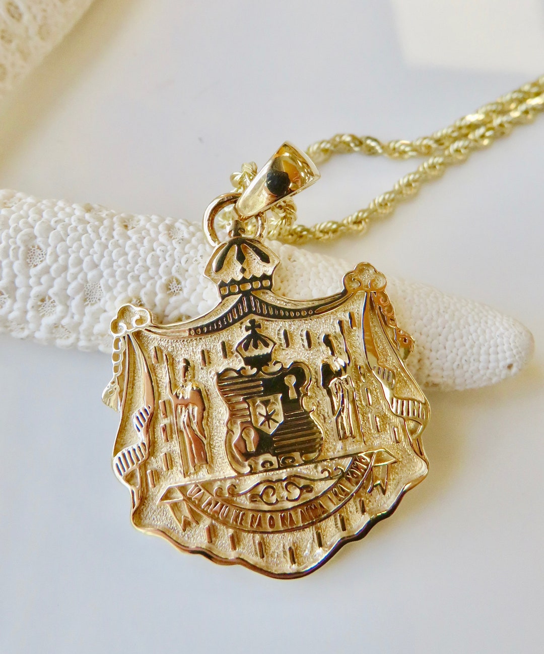 14 Karat Solid Gold Hawaiian Coat of Arms Pendant Hawai i State Seal Available in 6 Sizes Bail Included Made in Hawai i Etsy Canada