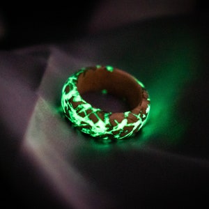 Colorful Luminous Resin Wood Ring Women Men Fluorescent Glowing Rings ...