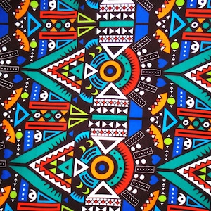 Può includere: Un tessuto vibrante con un motivo geometrico ripetuto. Il design presenta triangoli, rettangoli e cerchi in tonalità di rosso, blu, verde, giallo e bianco su uno sfondo marrone scuro. Il motivo è simmetrico e audace.