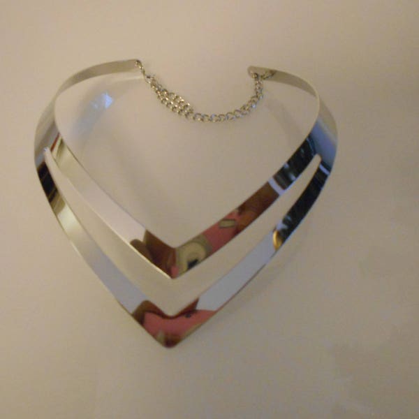 Collier plastron  argenté  coeur 120 mm x 40 mm