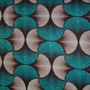 Peut inclure: Un tissu turquoise et marron avec un motif répétitif de motifs en forme d'éventail qui se chevauchent. Le tissu a un léger chatoiement.