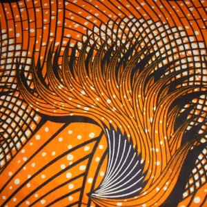 Peut inclure: Gros plan sur un tissu orange vif avec un motif répétitif. Le motif présente des éléments noirs, blancs et orange, notamment des lignes courbes, des formes en grille et de petits points blancs. L'esthétique générale est audacieuse et graphique.