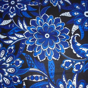 Könnte beinhalten: Blauer und weißer Blumenstoff mit Paisley-Muster. Der Stoff hat einen schwarzen Hintergrund und zeigt verschiedene Blumenmuster.