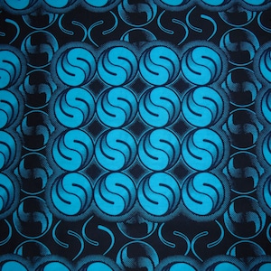 Peut inclure: Un motif répétitif de cercles bleus et noirs avec une forme stylisée en 'S' à l'intérieur de chaque cercle. Le fond est noir et les cercles sont d'un bleu vif.