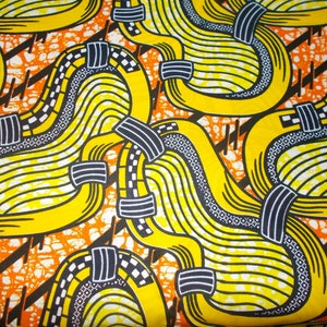 Peut inclure: Tissu vibrant avec un motif répété de formes courbes jaunes, noires et blanches sur fond orange. Le motif présente des lignes audacieuses et des éléments géométriques, créant un effet visuel saisissant. Idéal pour divers projets artisanaux.