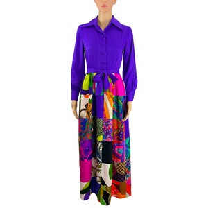 Puede incluir: Un vestido largo vintage con una vibrante falda de patchwork y un corpiño lila liso. El vestido presenta mangas largas, cuello camisero y cinturón a juego. La falda de patchwork muestra una variedad de patrones y diseños coloridos.