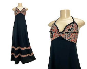 Vestido largo estilo maxi halter vintage de los años 70, corpiño con estampado paisley, cintura imperio, estilo boho chic, rayas negras insertadas, tejido de punto jersey, hecho en California, talla S.