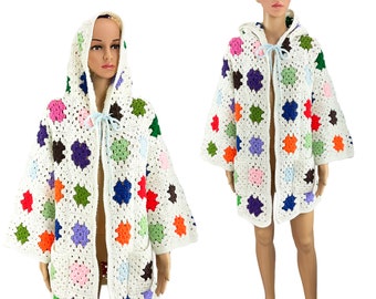 Gehäkelte Jacke Pullover Mantel Grandma Square Handgemachte Pixie Kapuze Weiss Regenbogen Aufgesetzte Taschen Weite Ärmel Gr S M Vintage 1970s Grandmacore
