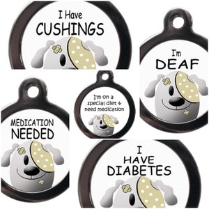 Op de afbeelding: Set van 6 honden-ID-tags met verschillende medische aandoeningen. Elke tag heeft een cartoonhond met een verband over zijn oog en de tekst "I Have CUSHINGS", "I'm DEAF", "MEDICATION NEEDED", "I'm on a special diet & need medication", "I HAVE DIABETES".