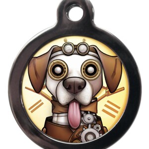 以下が含まれることがあります： 丸い銀色の犬用タグで、ゴーグルとスチームパンク風の衣装を着た白い犬の漫画の画像が描かれています。犬は茶色の首輪をしていて、歯車と歯車が付いた茶色のジャケットを着ています。背景は黄色で、茶色のストライプが入っています。