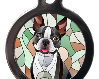 Peut inclure: Une médaille ronde en argent avec une image en vitrail d'un Boston Terrier. Le chien est noir, blanc et brun avec un fond vert, brun et crème.