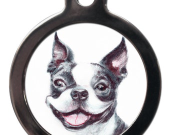 Peut inclure: Une médaille de chien en argent avec une illustration en noir et blanc d'un Boston Terrier avec une expression joyeuse.
