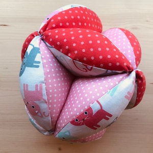 Montessori ball with rattle to shake and grasp, soft ball for newborns