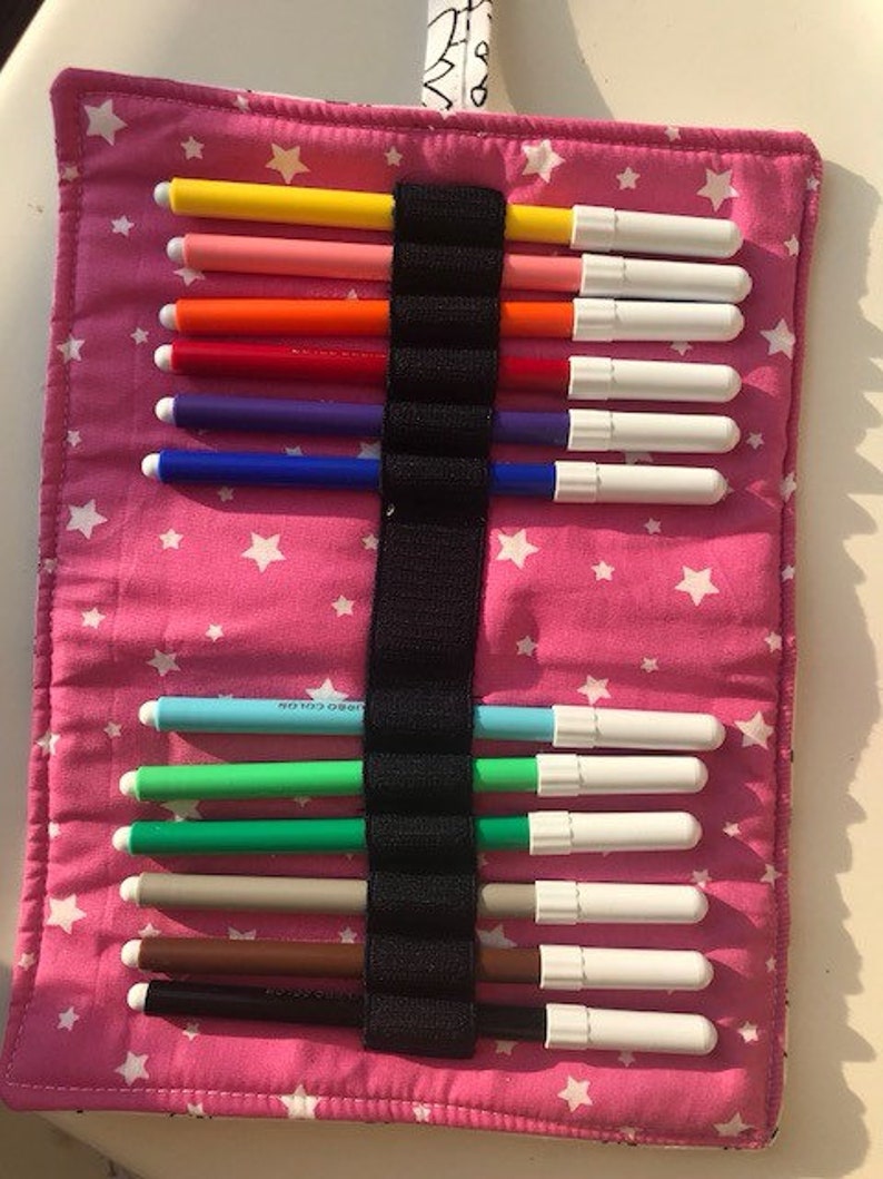 Colourbook - Astuccio Scuola Geolier 1 Zip, Organizzazione con Pattina Interna, Set Completo 30+ Pezzi (Graffiti