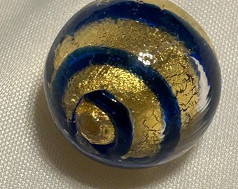 Muranoglaskralen filigraan rond zwarte basis goud 12 mm kobalt strepen
