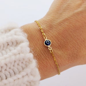 Elegante pulsera de ojo turco chapada en oro de 18 quilates: joyería ajustable con dijes griegos y turcos para mujer.