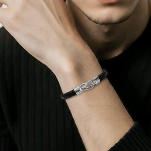 Pulseira de couro com nó infinito masculina: joia trançada em aço inoxidável