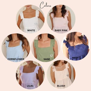 Op de afbeelding: Een collectie damesjurken in diverse kleuren, waaronder wit, babyroze, korenbloem, salie, marineblauw, lila en blush. Elke jurk heeft een vierkante halslijn, ruchesbandjes en een subtiel geborduurd detail. Het woord "Colors" staat bovenaan.