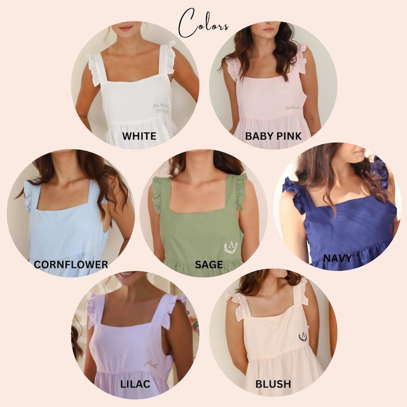 Op de afbeelding: Een collectie damesjurken in diverse kleuren, waaronder wit, babyroze, korenbloem, salie, marineblauw, lila en blush. Elke jurk heeft een vierkante halslijn, ruchesbandjes en een subtiel geborduurd detail. Het woord "Colors" staat bovenaan.