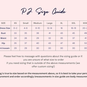 Op de afbeelding: Een maattabel voor pyjama's, met afmetingen in centimeters. De gids bevat maten XS tot XXXL, met Amerikaanse kledingmaten, borst-, taille-, heup- en binnenbeenlengtematen. Tekst onderaan adviseert over maatvoering en aangepaste opties.