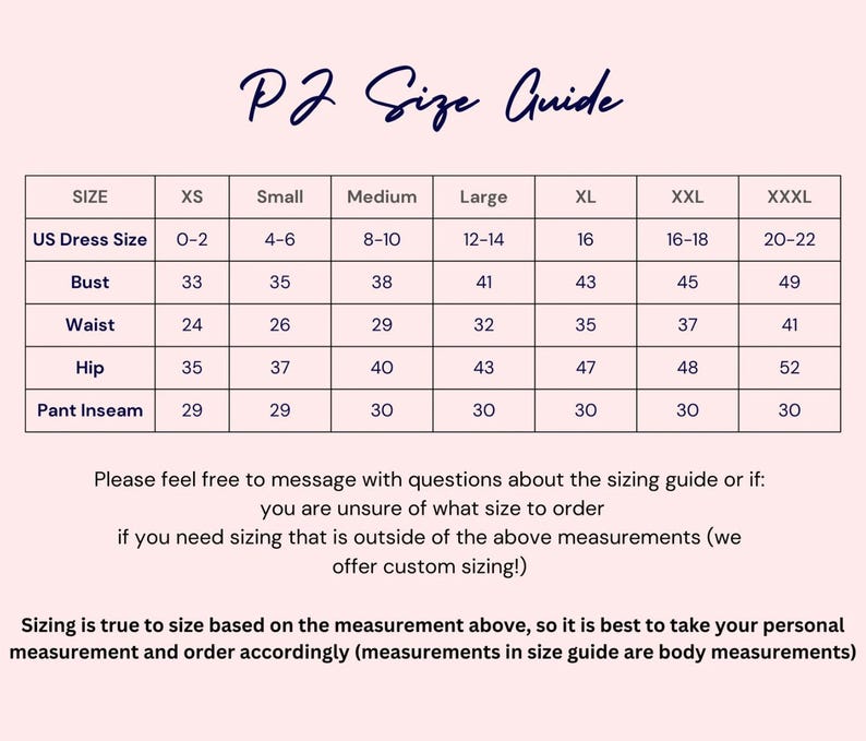 Op de afbeelding: Een maattabel voor pyjama's, met afmetingen in centimeters. De gids bevat maten XS tot XXXL, met Amerikaanse kledingmaten, borst-, taille-, heup- en binnenbeenlengtematen. Tekst onderaan adviseert over maatvoering en aangepaste opties.