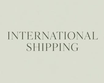 Könnte beinhalten: Eine hellsalbeigrüne Grafik mit zentriertem, dunkelgrauem Text, der INTERNATIONAL SHIPPING lautet. Unten steht kleinerer dunkelgrauer Text mit SAGE LOVE DESIGNS, flankiert von zwei horizontalen Linien auf beiden Seiten des Markennamens.