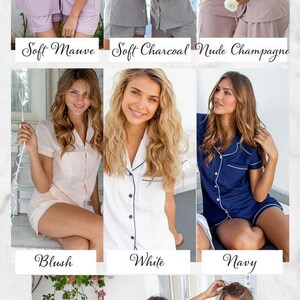 Op de afbeelding: Zes verschillende kleurvariaties van bijpassende damespyjama's. De pyjama's zijn een kort mouw overhemd met knopen en een bijpassende broek. De kleuren zijn zacht mauve, zacht antraciet, nude champagne, blush, wit, marine, diep mauve en bordeaux.
