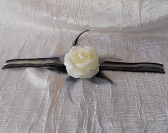 Gorgeous bracelet to be knotted ivory flower / black