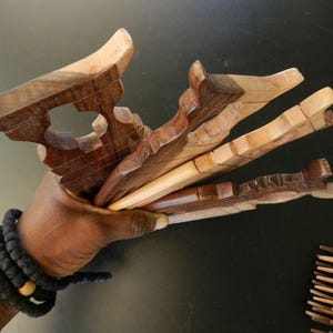 Peine africano en madera de ébano, cocodrilo peine africano, pez animal de sabana africana, escultura en madera, étnico vintage, arte africano imagen 5