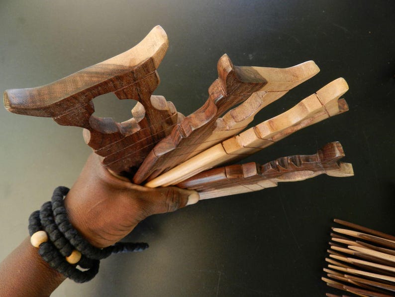 Peine africano en madera de ébano, cocodrilo peine africano, pez animal de sabana africana, escultura en madera, étnico vintage, arte africano imagen 5