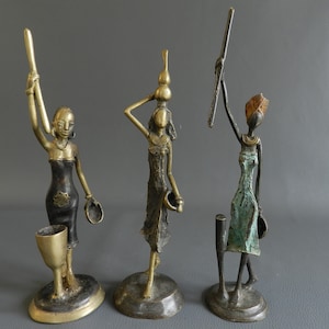 Bronze Peuhl sculpture woman pestle Burkina, bronze mortar pestle Burkina, jug carrier, Statue oxidized patina, La Maison Rafacia, 11.42&quot;