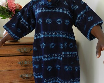 Loose apron dress turtleneck one size XXL indigo pockets in African fabric, dress with sleeves and turtleneck, apron cut ties in the back