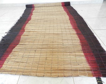 Rouge Natte Tapis de sol naturel aquarelle teintée, jonc raphia tissé et teinté, tapis prêtre fétiche, 266 cm et 116 cm ou 104.72" - 45.67"