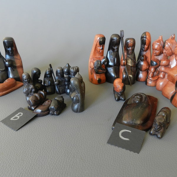 Crèche de noël santons avec 11 figurines personnages  sculptés en bois d'ébène marron et noir artisanat africain.