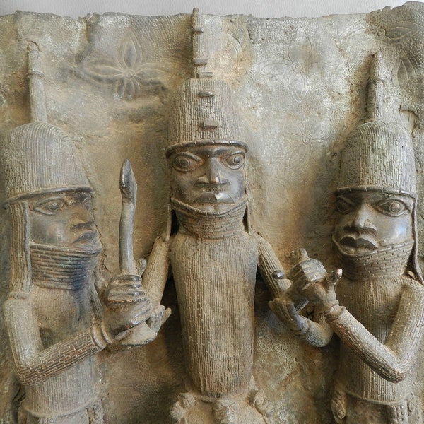 Plaque Ife bronze XXL 22.05" Oba sitting between two kneeling vassals, Edo Oba triad in relief, Royal Bronze Nigeria, Africa Maison Rafacia
