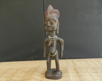 Orisha Fétiche Yoruba Ibéji fille jumeau Nigéria en bois et perles, ornée de bijoux perles, Art Africain, Vintage décoration, 41 cm - 16.14"