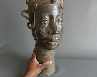 Bronze Sculpture Memorial Head XXL Iyoba Edo Ife, 9.5 kg 63cm 24.80 inch Yoruba, Benin City Nigeria, Art Royal Africa La Maison Rafacia